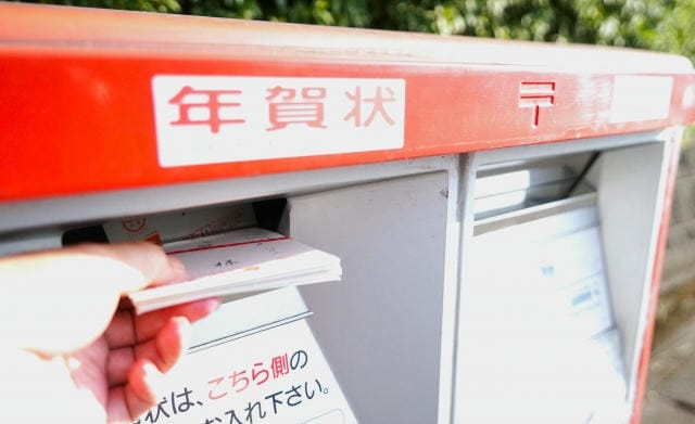 年賀状を輪ゴムで留めるのはなぜ？郵便局側の事情と投函時の注意点